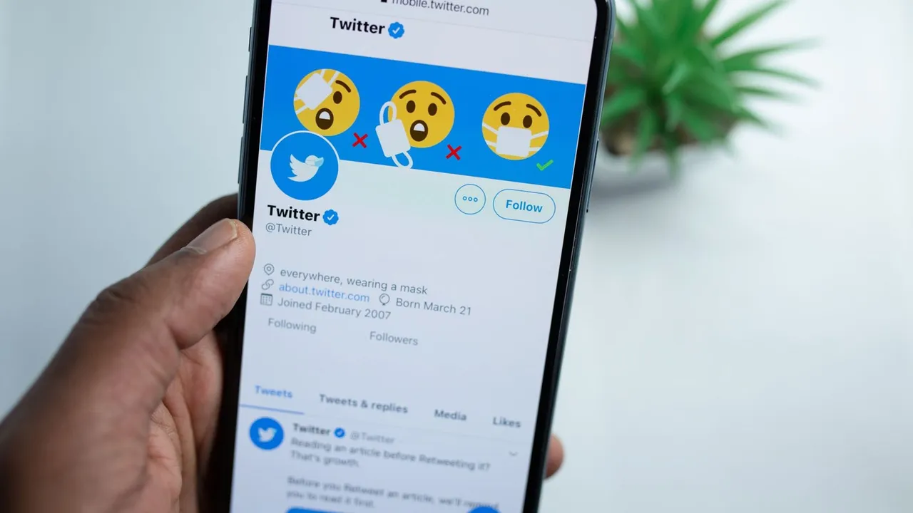 Capture d'écran d'un fil Twitter consacré au football, avec comptes vérifiés, notifications et ballon de match