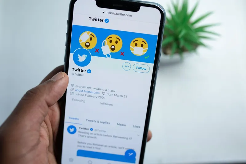 Capture d'écran d'un fil Twitter consacré au football, avec comptes vérifiés, notifications et ballon de match